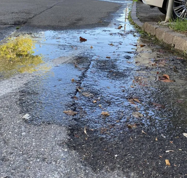 La perdita d’acqua sulla strada