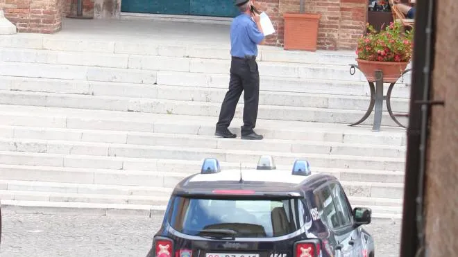 I carabinieri ieri mattina davanti al municipio di Ostra. Sono andati anche a Ostra Vetere, Barbara, Sassoferrato e Senigallia