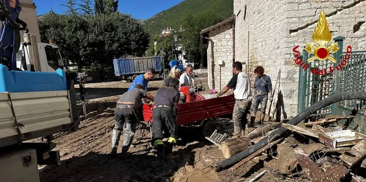 I soccorsi dei vigili del fuoco. nella zona colpita dall’alluvione nelle Marche