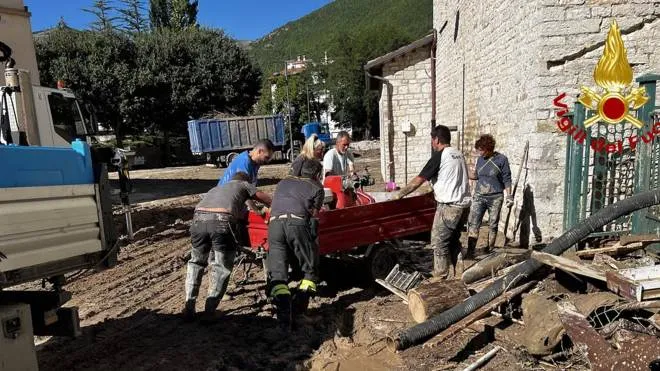 I soccorsi dei vigili del fuoco. nella zona colpita dall’alluvione nelle Marche