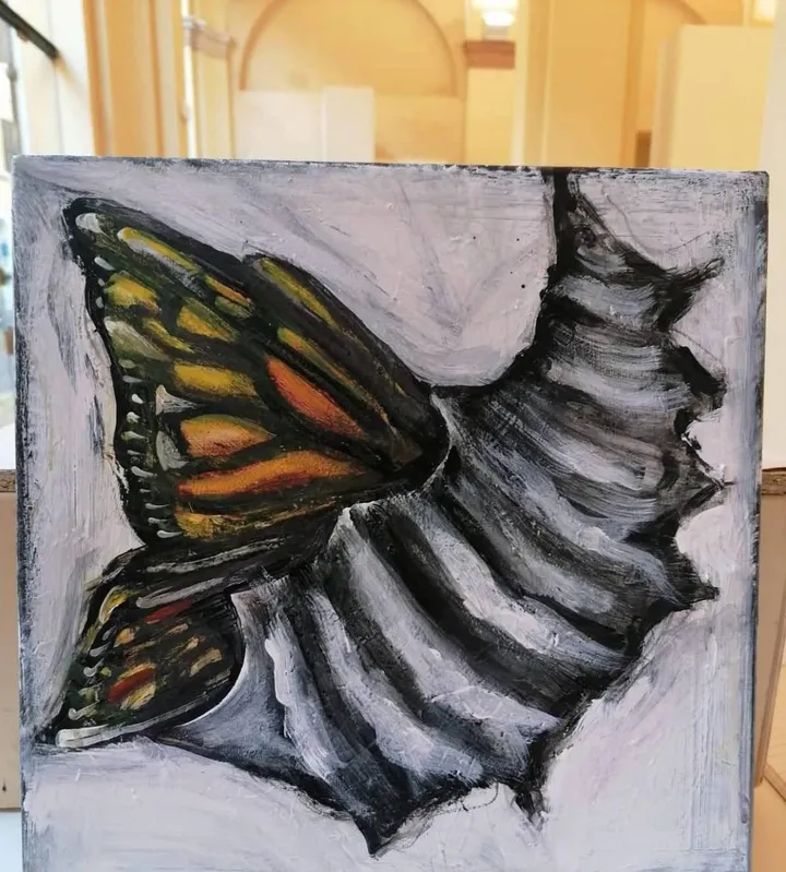 Il quadro rappresenta una farfalla che esce dal bozzolo