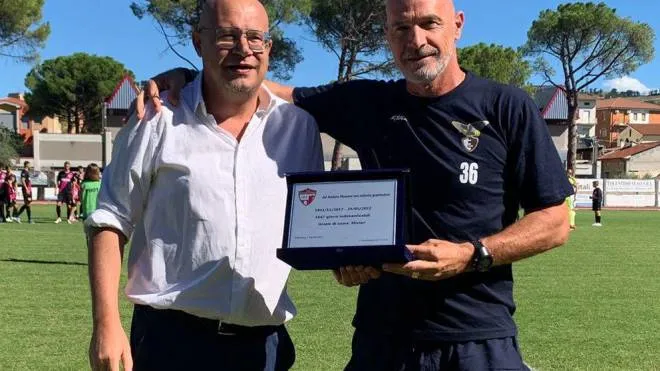 Il presidente Marco Romagnoli premia Andrea Mosconi che ha allenato per cinque stagioni la formazione cremisi