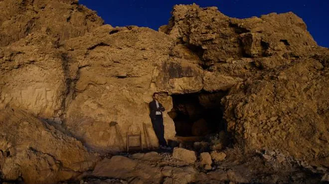 Il professor Fidanzio dinanzi alle grotte di Qumran in Cisgiordania