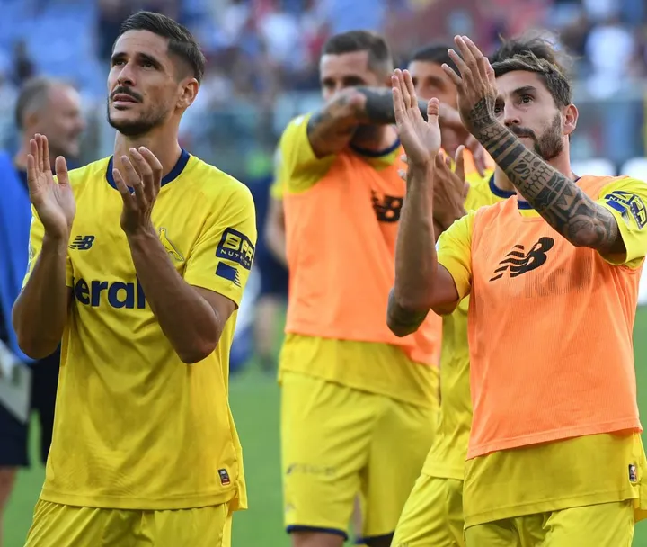 I giocatori del Modena salutano i tifosi dopo il match a Genova