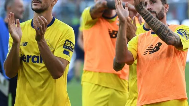 I giocatori del Modena salutano i tifosi dopo il match a Genova