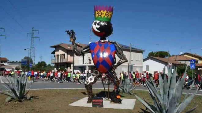 Il ’Gambino’ posizionato di fronte al supermercato Famila vuole rappresentare la peculiarità del Carnevale di Gambettola