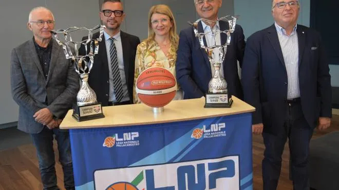 Da sinistra: Dino Zoli dell’omonima fondazione, il vicesindaco Daniele Mezzacapo, Monica Zoli, Giancarlo Nicosanti e il segretario di Lnp Massimo Faraoni