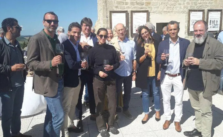 Produttori di Predappio con il sindaco Canali e lo scrittore Lucarelli