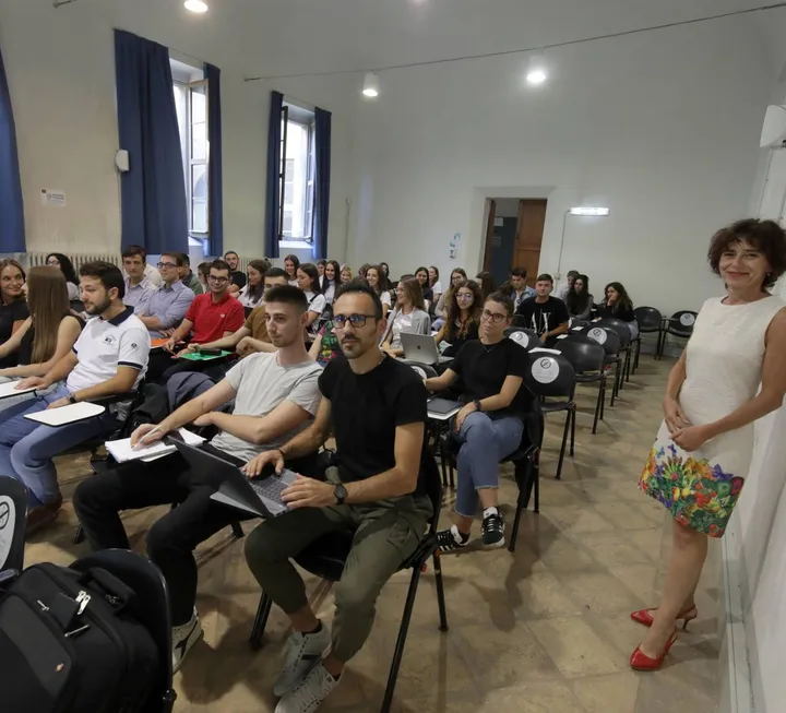 Una lezione ieri pomeriggio in aula a Giurisprudenza a Ravenna. L’università sta adottando misure per contenere le spese energetiche (Corelli)