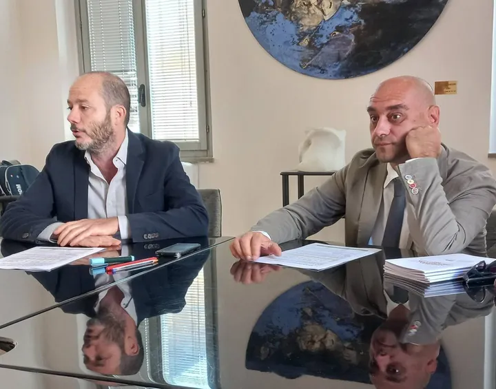 Il segretario provinciale della Fiom, Simone Vecchi, e l’economista Matteo Gaddi