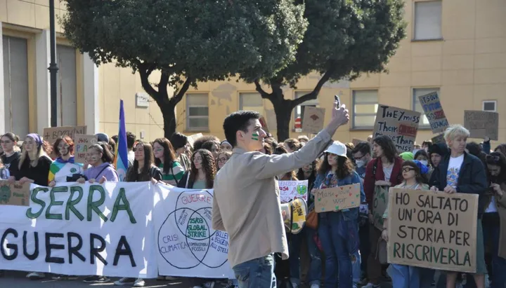 I giovani del movimento ambientalista nato con Greta Thunberg portano anche a livello locale la protesta internazionale