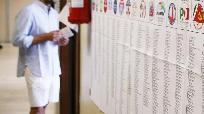 L’elenco dei candidati in un seggio elettorale (foto di repertorio)