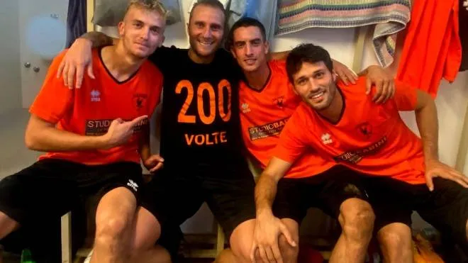 Antonio Salomone festeggiato dai compagni del Russi nel dopopartita dopo aver segnato il suo 200° gol, come ’recita’ la speciale maglietta