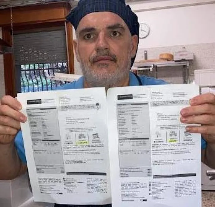 Angelo Sorrentino, titolare del forno ’La bottega delle cose buone’, mostra le bollette