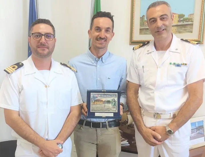 Da sinistra il nuovo comandante del porto Francesco Marzolla, il sindaco Matteo Gozzoli e Roberto Calabria