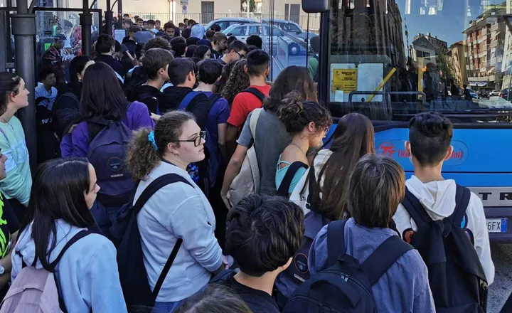 Studenti mentre salgono su un pullman adibito a trasporto scolastico