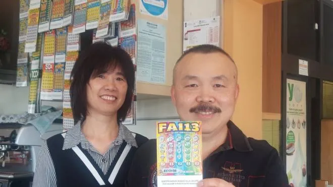 Il proprietario del bar, Xiao Ping Bai, conosciuto da tutti come Francesco, e la moglie Ling Ling Chen