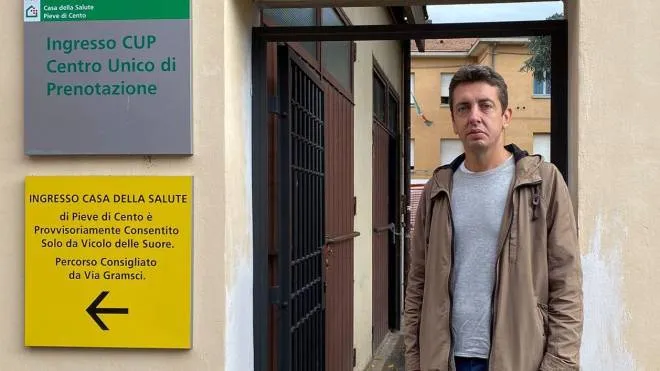 Il sindaco Luca Borsari davanti all’ingresso della Casa della salute