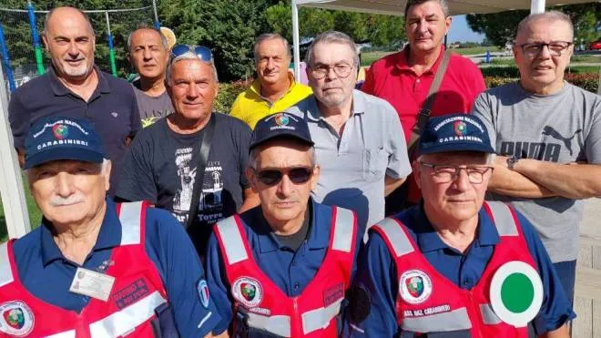 I volontari dell’Associazione nazionale carabinieri che con l’inizio dell’anno scolastico hanno ripreso il loro impegno di vigilanza fuori dalle scuole