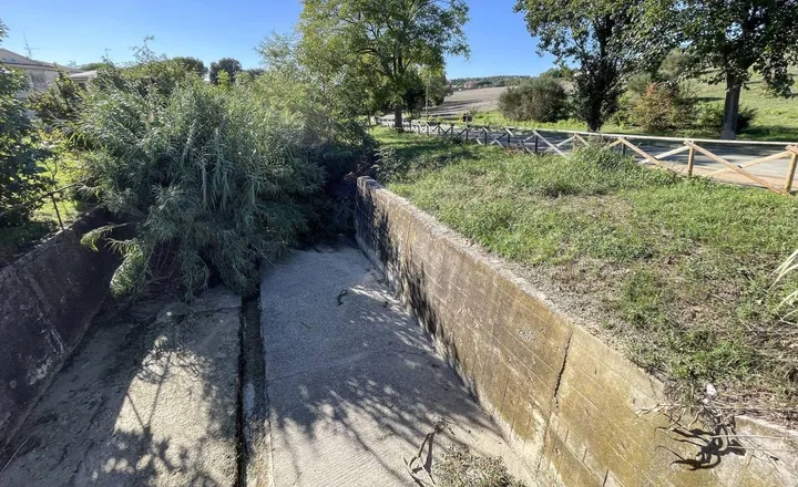 Lo stato attuale in diversi punti del torrente Castellaro (foto De Marco)