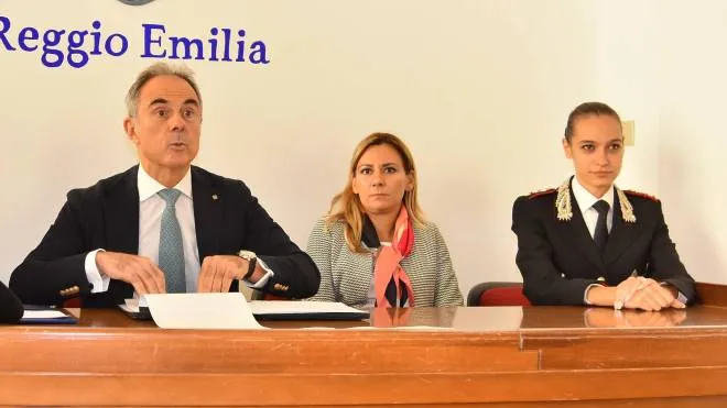 Il procuratore capo Gaetano Calogero Paci, la pm Piera Cristina Giannusa e il capitano Lucrezia Limodio