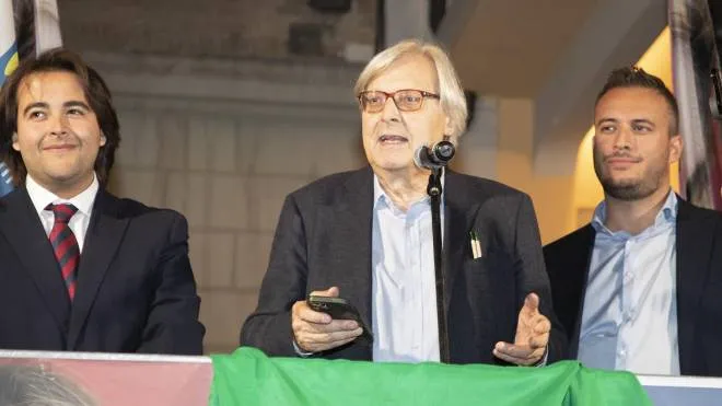 Sgarbi in piazza a Imola, tra Nicolas Vacchi (a sinistra) e Daniele Marchetti