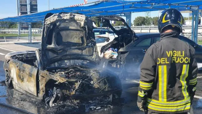 23-09-2022 Rimini - Area Montefeltro Ovest incendio BMW cabrio danneggiate altre 3 auto - nessun ferito intervento vigili del fuco - photo MIGLIORINI -  

PETRANGELI