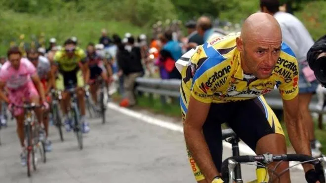 Il passaggio del Giro d’Italia a Cesena a maggio, sotto Marco Pantani