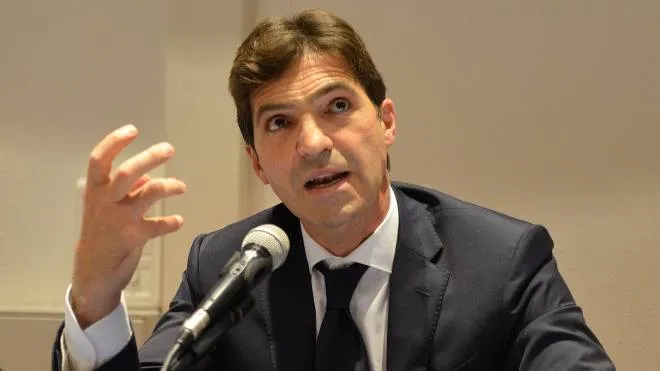 Francesco Acquaroli, 48 anni, ex deputato di Fratelli d’Italia, è il governatore della Regione Marche dal 30 settembre del 2020. Ha battuto Maurizio Mangialardi, candidato del centrosinistra
