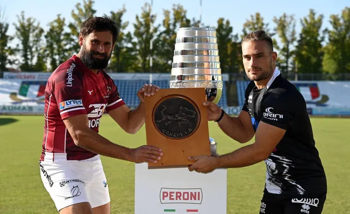Denis Majstorovic (Valorugby) e Lorenzo Bruno (Lyons Piacenza) mostrano i trofei dello. scudetto e della Coppa Italia