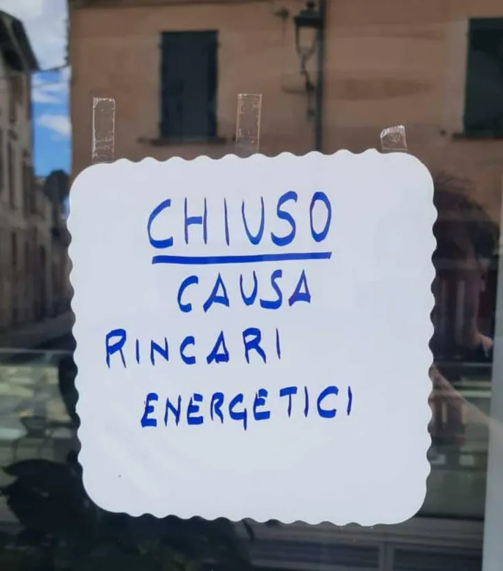 Il cartello in via Cavour