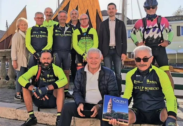 Il gruppo di cicloamatori accolto sul porto canale dal sindaco Matteo Gozzoli, noto per la sua passione per il ciclismo