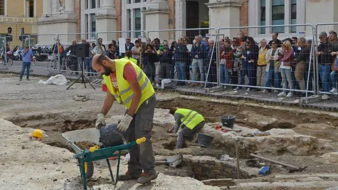 L’archeologa Erika Valli spiega i ritrovamenti sotto piazza del Popolo (foto Toni)