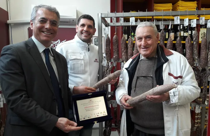 Aldo e Graziano Zivieri premiati nel 2019 dal sindaco Fiorini per il miglior salame
