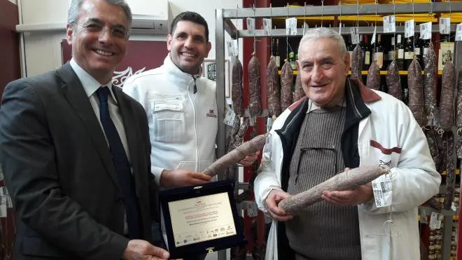 Aldo e Graziano Zivieri premiati nel 2019 dal sindaco Fiorini per il miglior salame