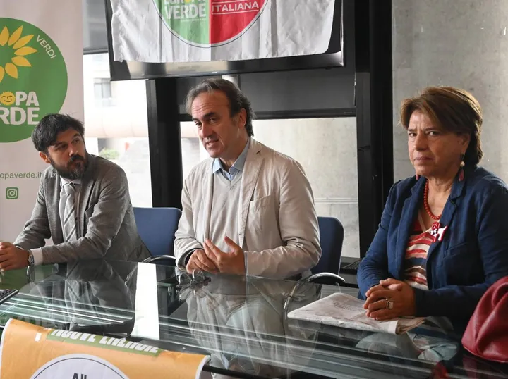 Da sinistra: Matteo Badiali, vicesindaco di Zola Predosa, il leader dei Verdi Angelo. Bonelli, e Silvia Zamboni, capogruppo in Regione
