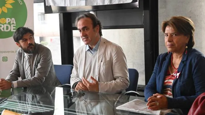 Da sinistra: Matteo Badiali, vicesindaco di Zola Predosa, il leader dei Verdi Angelo. Bonelli, e Silvia Zamboni, capogruppo in Regione