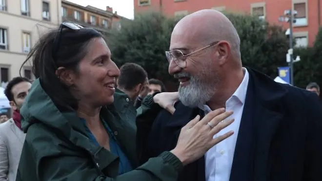 Elly Schlein con Stefano Bonaccini alla chiusura della campagna elettorale del Pd in piazza San Francesco