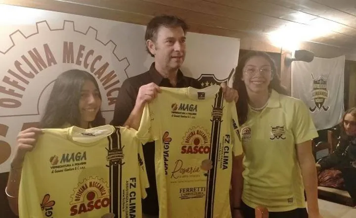 Da sinistra Maria Agustina Pinto, lo sponsor Alessandro Sassatelli e Maria Victoria Gimeno presentano la nuova maglia della Rotellistica Scandianese