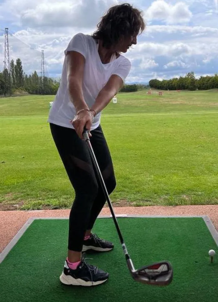 Lara, 51 anni, paziente di Montecatone, impegnata al Golf club Le Fonti