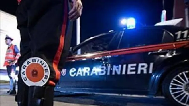 Una pattuglia di controllo in notturna dei carabinieri: quella di Pesaro è stata chiamata da una donna che stava assistendo alla rapina