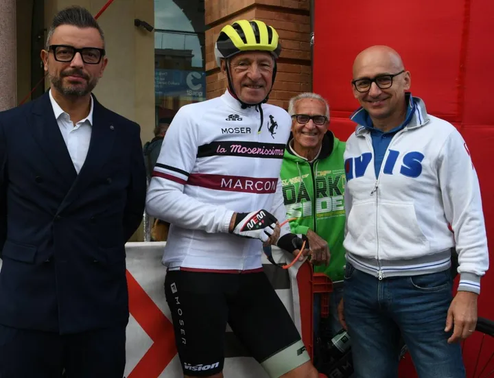 Da sinistra: il vicesindaco Daniele Mezzacapo, Francesco Moser e il presidente dell’Avis forlivese Roberto Malaguti (foto Salieri)