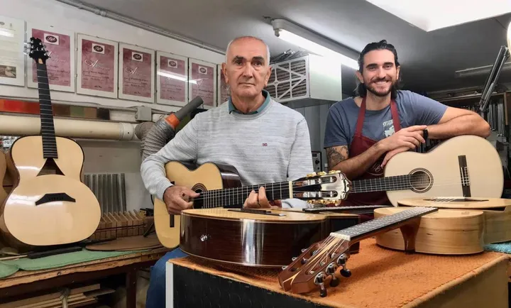 Da sinistra, lo zio Mauro Marchesini, 76 anni, e il nipote Edoardo Terzi, 37, che ha ereditato il laboratorio di liuteria