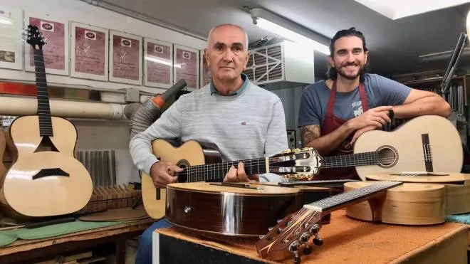 Da sinistra, lo zio Mauro Marchesini, 76 anni, e il nipote Edoardo Terzi, 37, che ha ereditato il laboratorio di liuteria