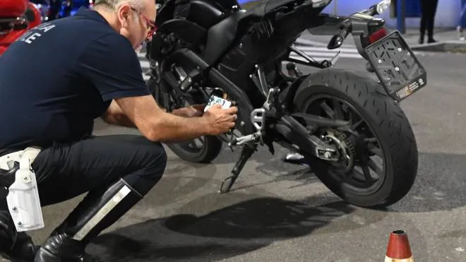 Un agente della polizia locale analizza la moto Yamaha dopo l’incidente in via Mazzini