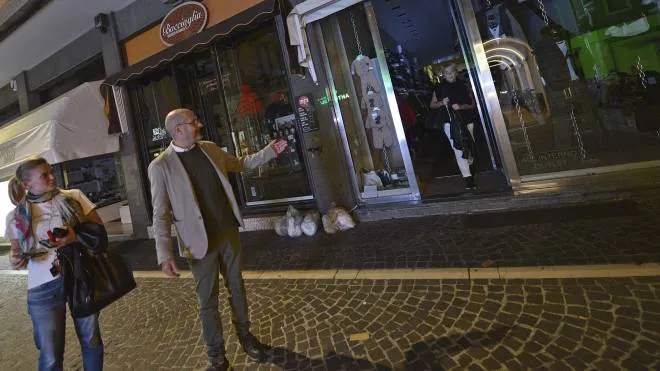 Alessandro Ligurgo, segretario provinciale di Confesercenti mostra i negozi di piazzale Lazzarini costretti a spegnere le luci