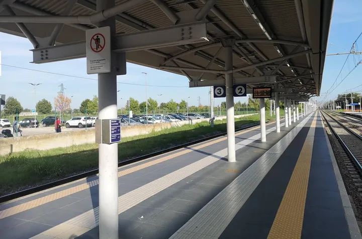 La banchina dei binari 2 e 3 della stazione dei treni senza posti a sedere