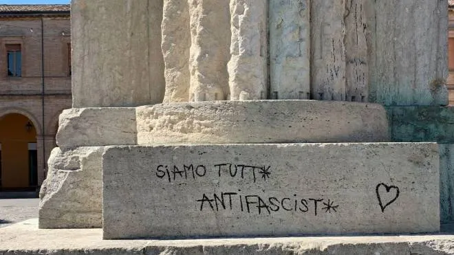 La scritta apparsa sul Monumento ai caduti in piazza Ganganelli