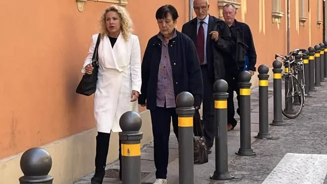 Enrico Ferrari (l’ultimo) e Loredana Bicocchi (in blu) in tribunale con gli avvocati