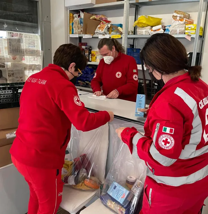 Volontari della Croce Rossa in attività (archivio)